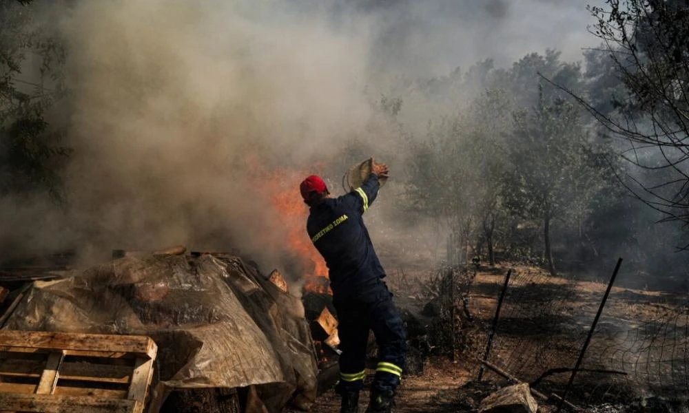 Σε εξέλιξη η πυρκαγιά στη Σταμάτα – Αναζωπύρωση στη πυρκαγιά στη Κερατέα-Νεκρός από ανακοπή 45χρονος